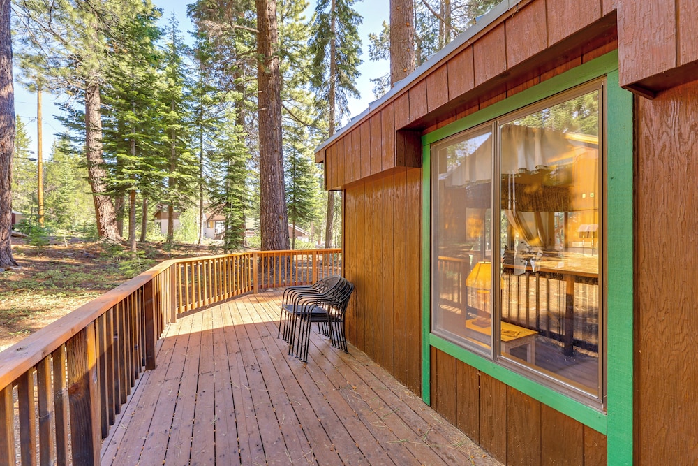 Quiet Truckee Retreat w/ Deck, 5 Mi to Donner Lake