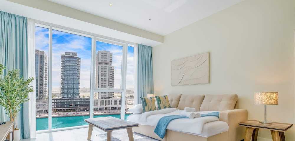 LUX Pad Executive Suite Canal View 5