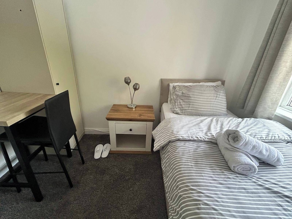 Cosy 3-bed Retreat - Garden, Parking & Bbq