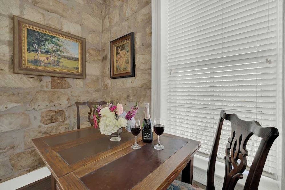 Fountain Suite-stay Right on Historic Main Street in the Heart of Fredericksburg