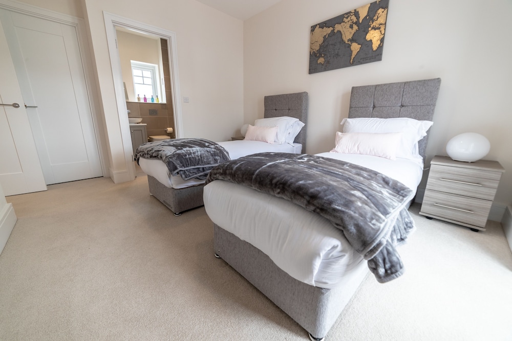 Reading Green Park Village Serviced Apt