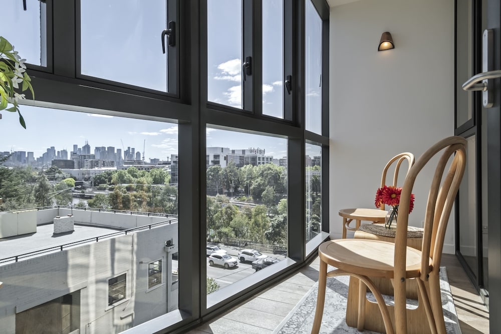 Bright South Yarra Flat With Balcony