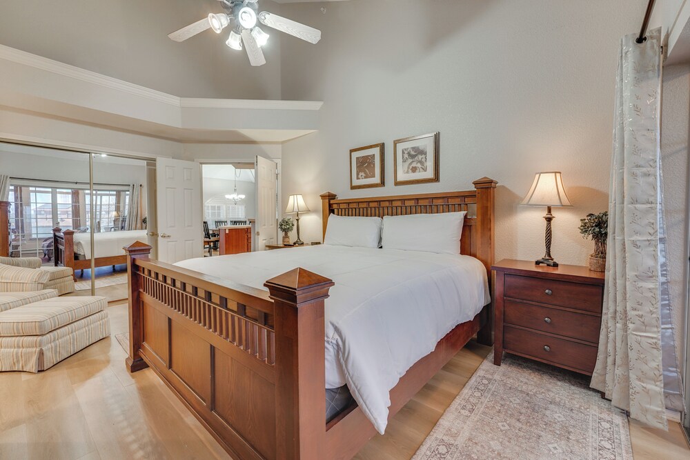 Walk to Branson Strip: Inviting Condo!