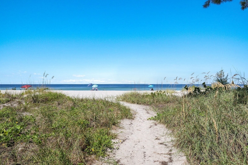 Shell Cove 106 2 Bedroom Condo by RedAwning view 3