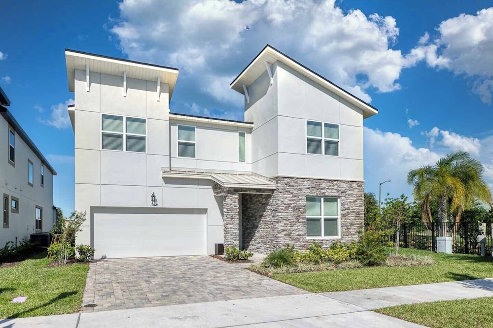 Spacious 9-bedroom Orlando vacation home
