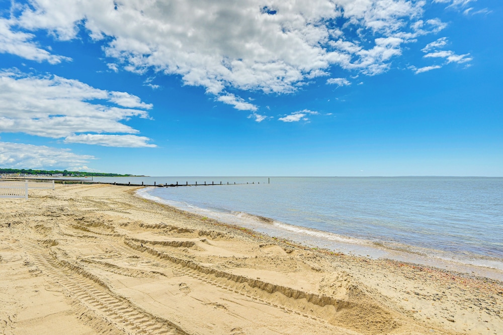 Inviting Beachfront Apartment in Hawk's Nest Beach view 4