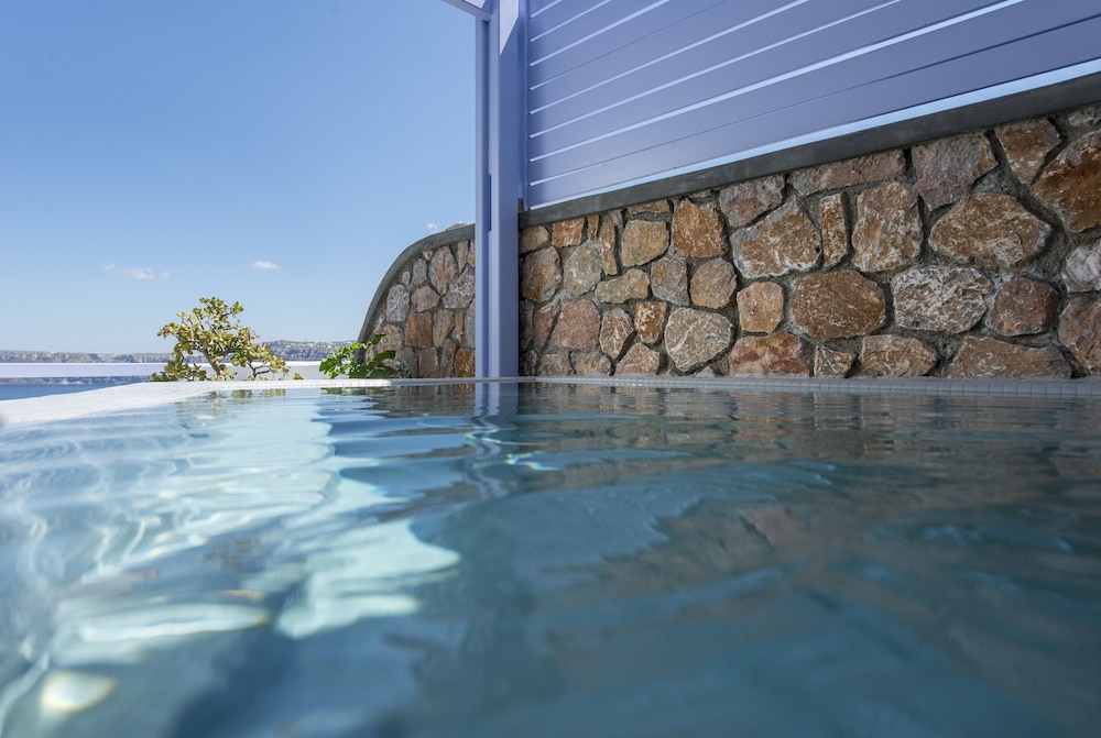 Earino Suites & Villas