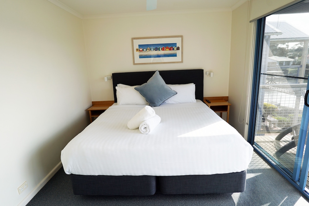 Captains Cove Resort - Waterfront Apartment
