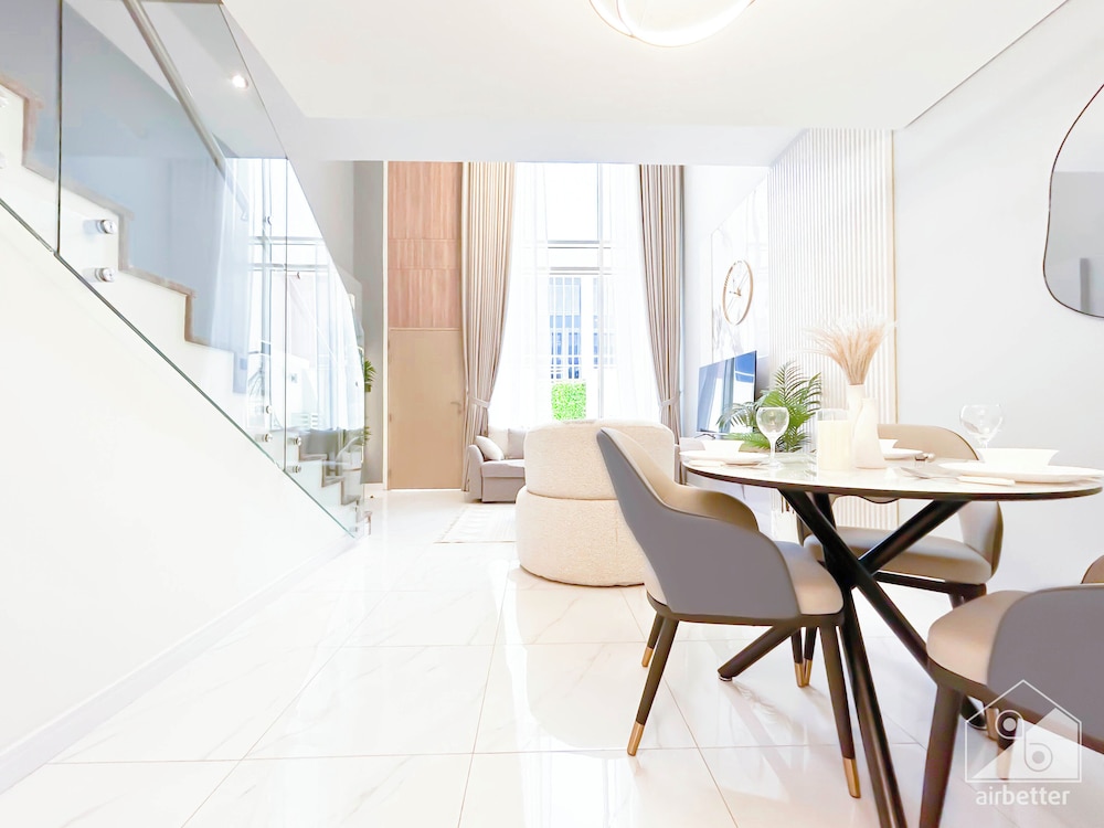 Luxury 1-br Villa in Rukan: Dubai Skyline Views!