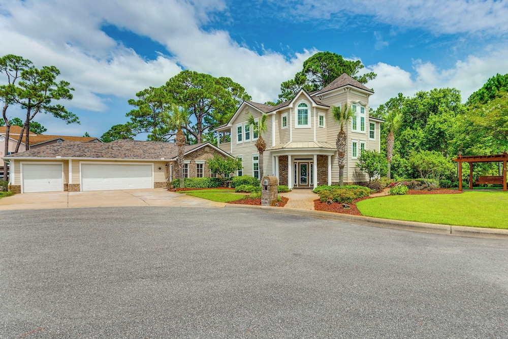 Steps to Bay: Tranquil Navarre Retreat w/ Balcony