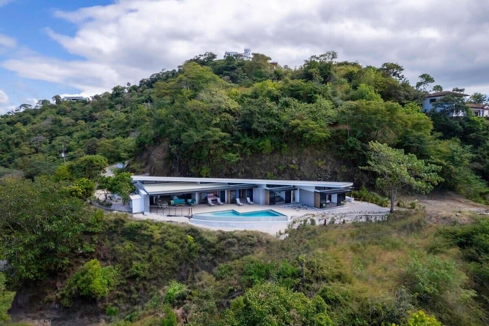Luxurious Ultramodern Property with Private Suites, Infinity Pool, and Sweeping Ocean and Mountain Views