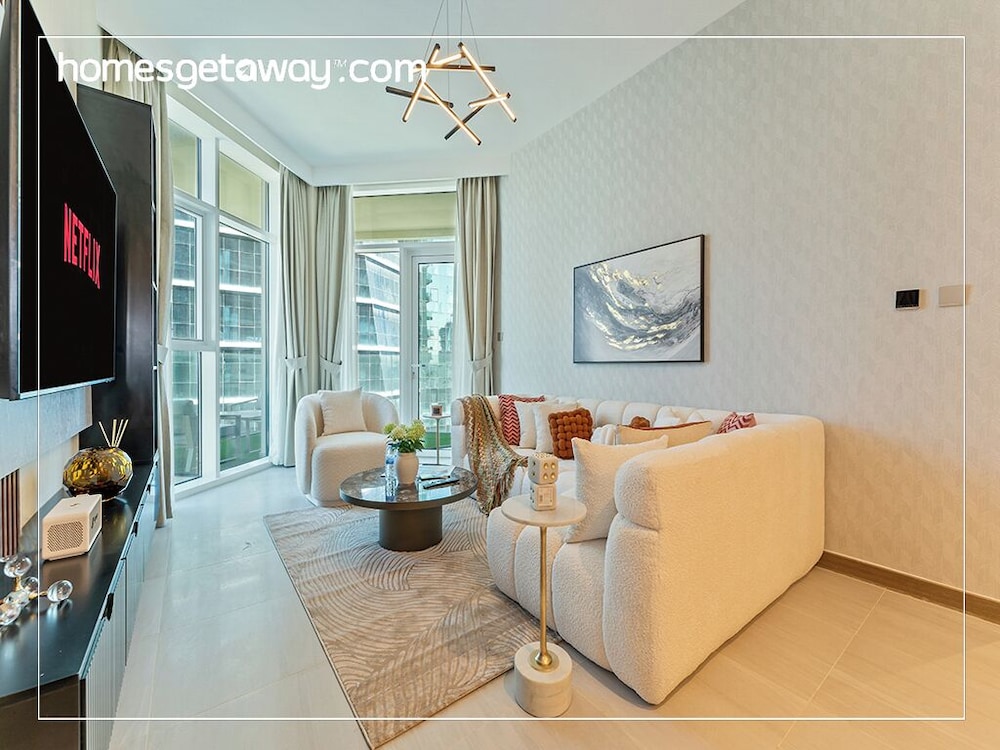 2BR Luxury with Stunning Lake View in Business Bay