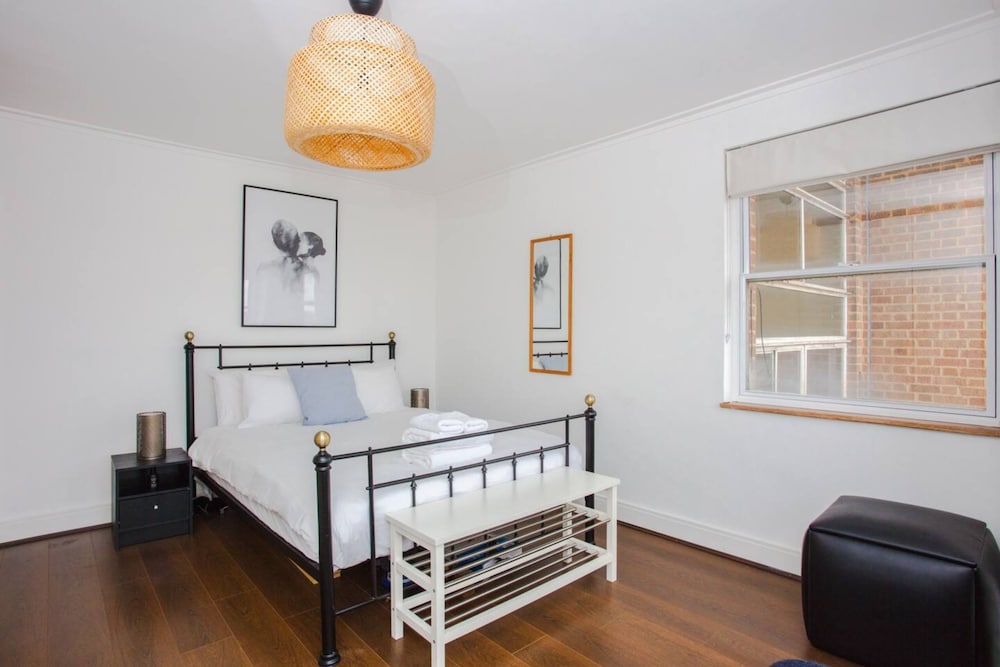 Fantastic Central Apartment With Balcony in Fitzrovia