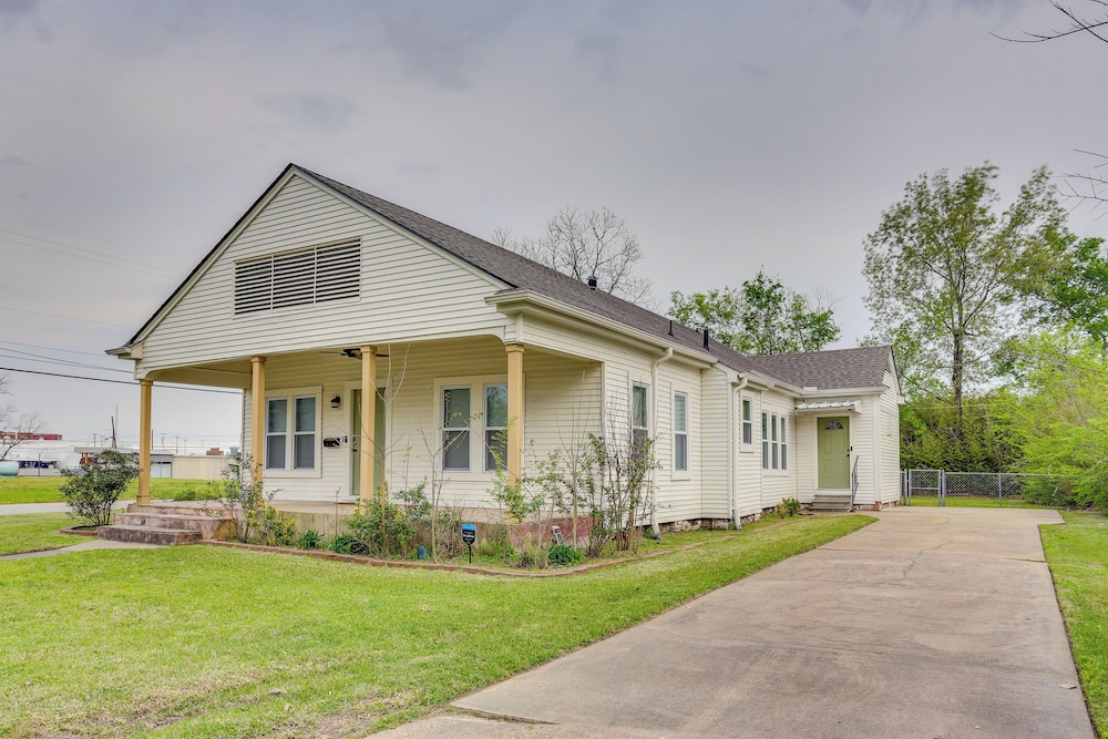 Half-mi to Dtwn Lufkin: Charming & Spacious Home!