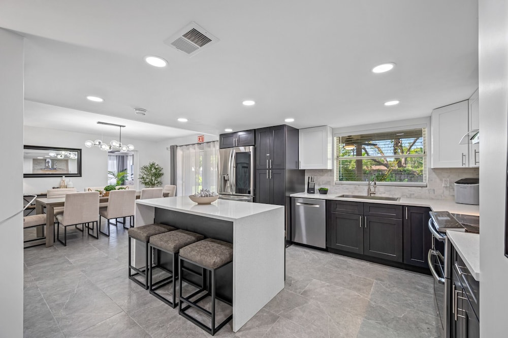 Luxury Retreat: Pool, Games, Basketball & More!