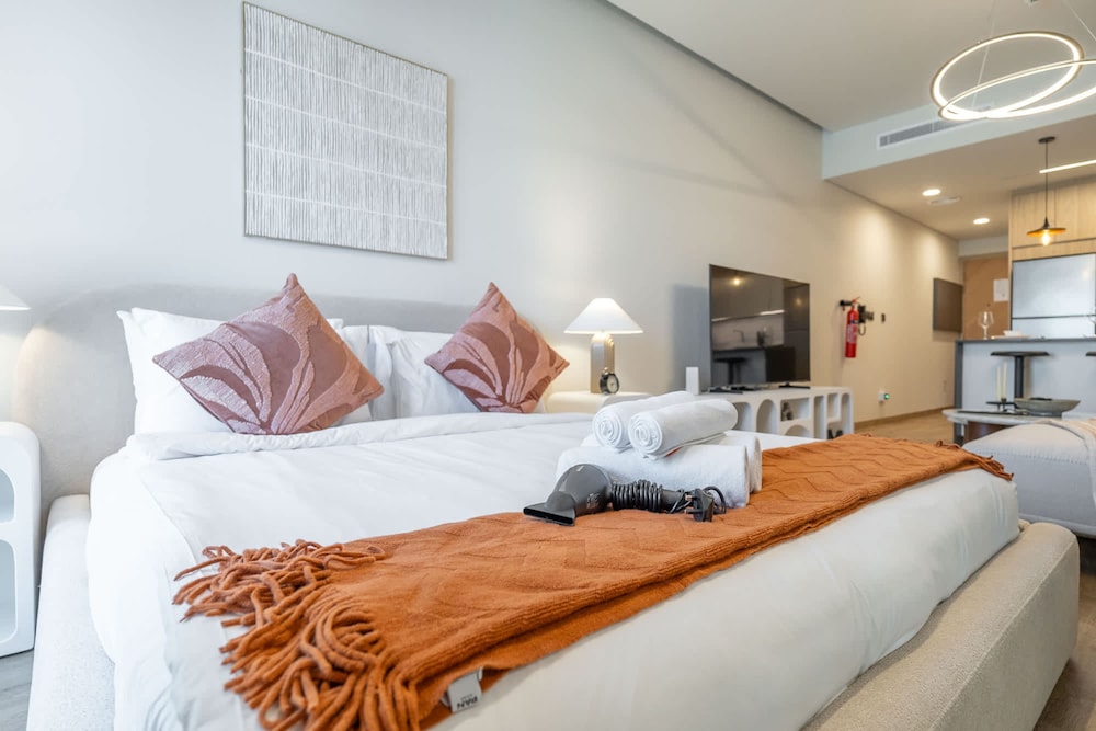 Chic Modern Studio Apartment for 2 in JVC