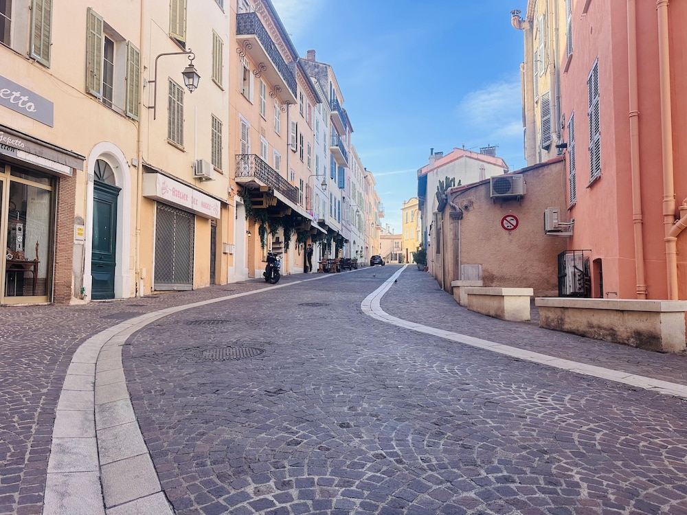 Charming 2 Bed Apartment With Balcony Located in Cannes Old Town Easy Walk to the Palais and Beaches - 120
