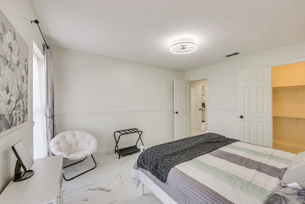 1 Mi to Lake Jacksonville: Pet-friendly Home