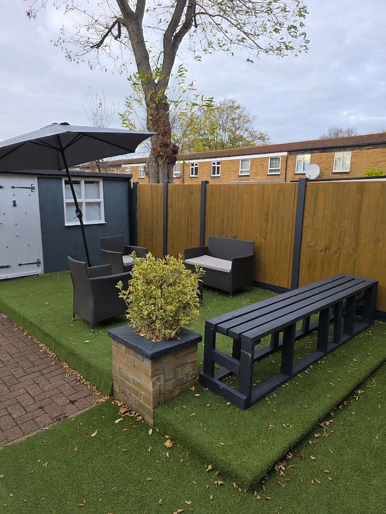 Charming 2 Bedroom Luxurious Home in Thamesmead South East London