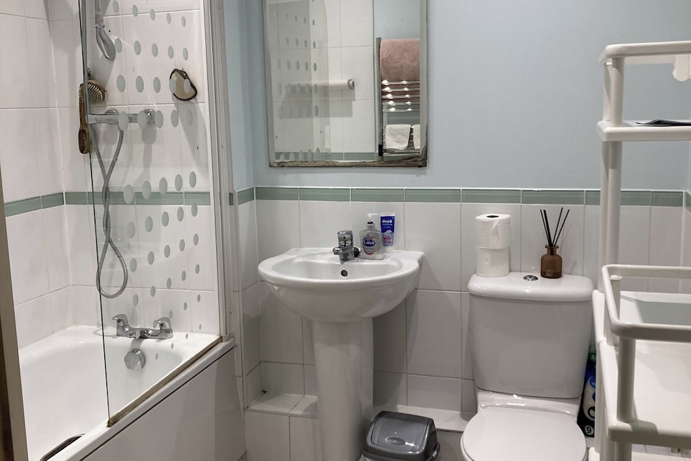 Bright London Retreat Near North Acton Tube
