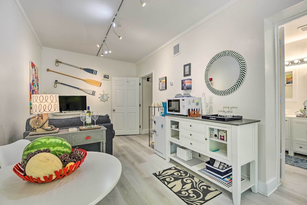 Sarasota Home in Historic District w/ Patio!