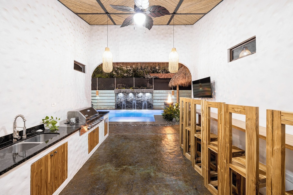 Luxury Retreat Villa private Pool & BBQ by SPCR