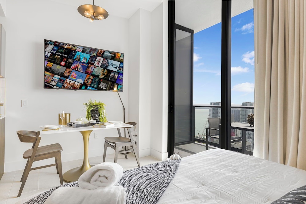 Lux Studio W City Views and Pool