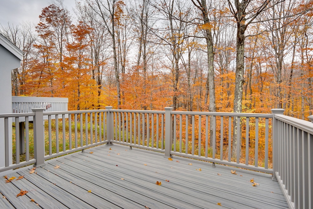 Sunny Stratton Townhome ~ 1 Mi to Skiing! view 4