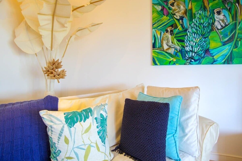 Ocean views apt with shared rooftop pool: Beacon Hill Surf by BSL Rentals