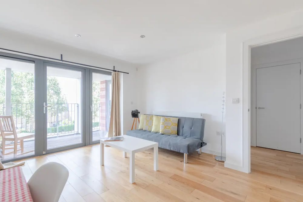 Vibrant 1BD Flat w/ Private Balcony, Camberwell!