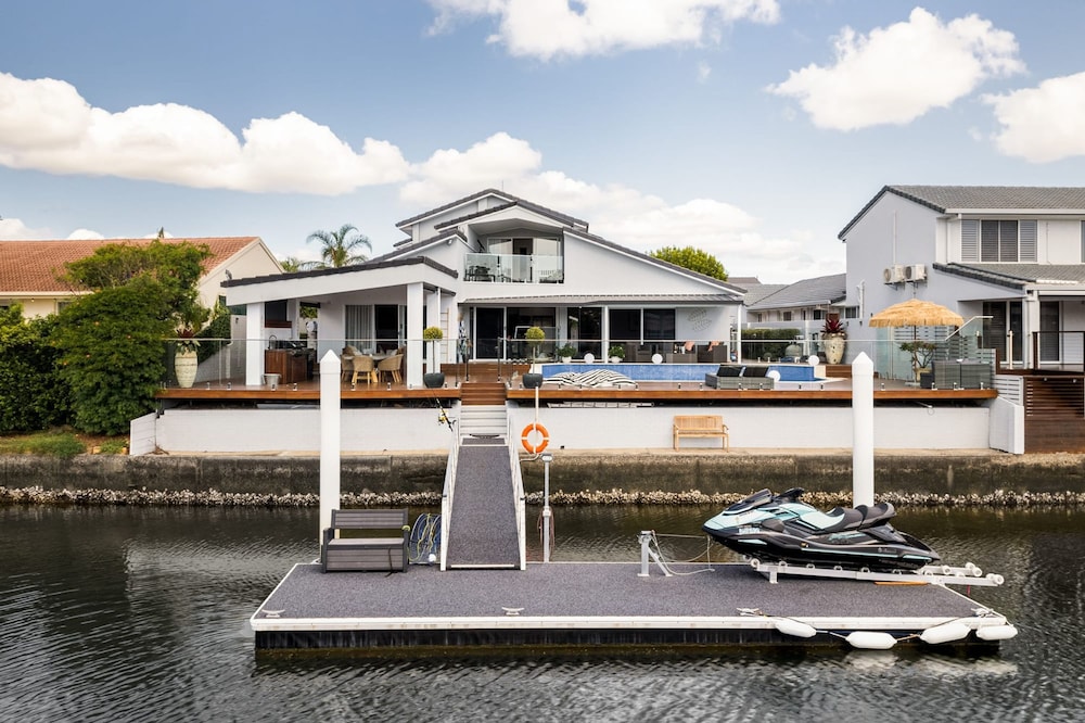Modern Waterfront Retreat Private Pool Dock