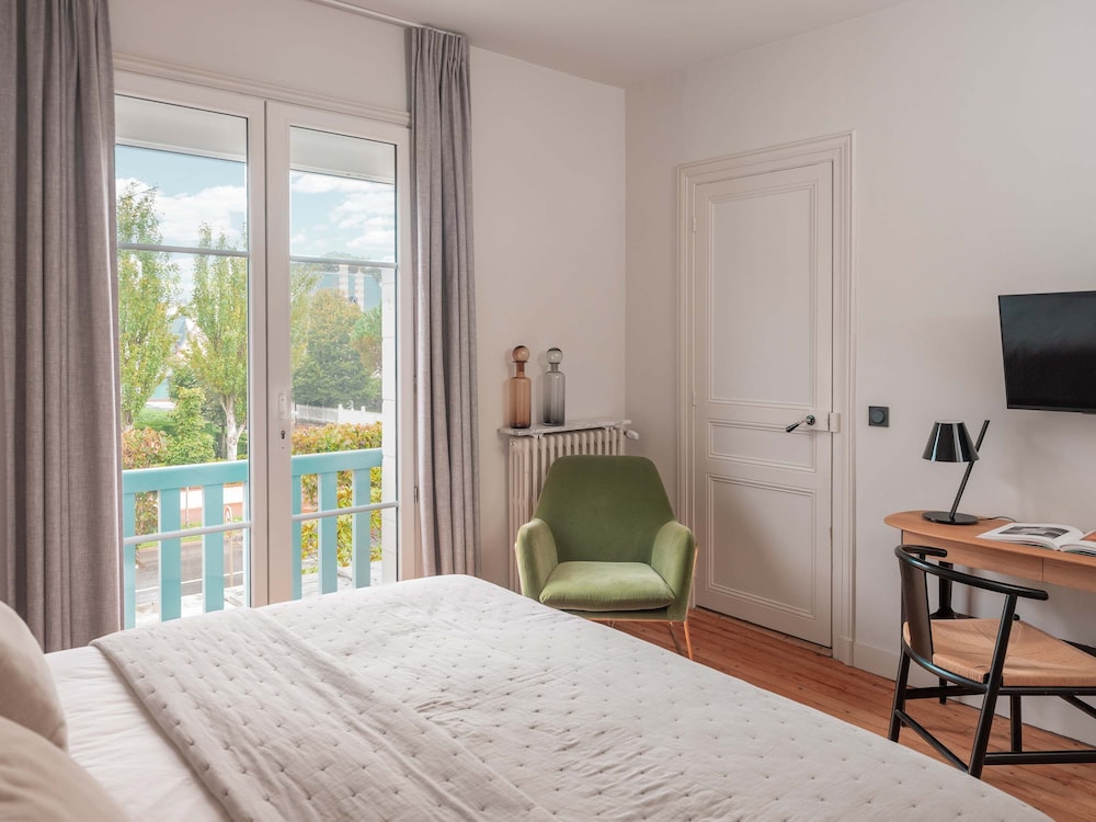 Large Chic Stylish Villa Superb Garden