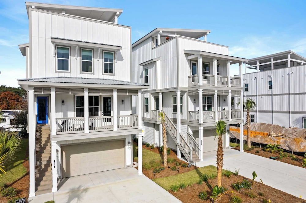 Sea Dweller by Avantstay Rooftop Spa + Gulf View Golf Cart, Pool