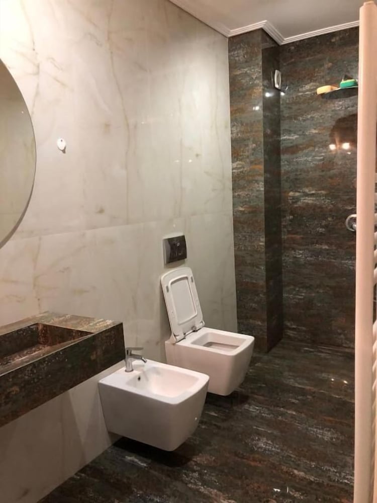 Tirent Apartment Komuna Parisit 1