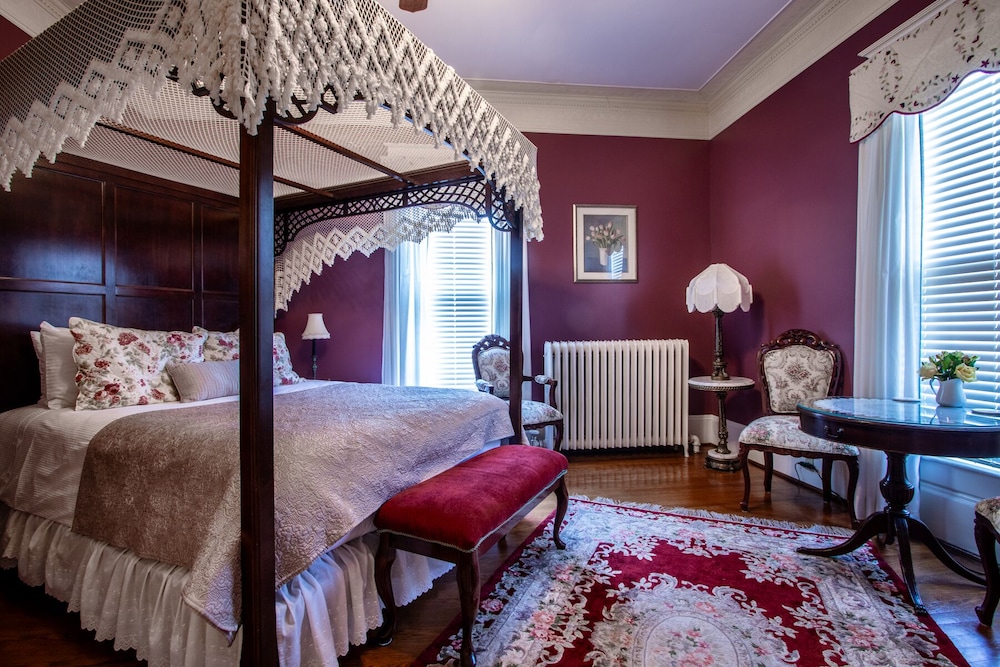 The Oaks Victorian Inn