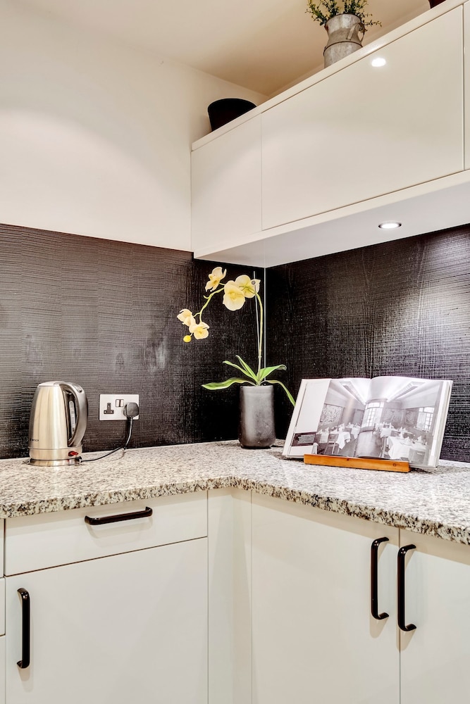 Luxe 4-bed Mews Home - 10 min to Harrods