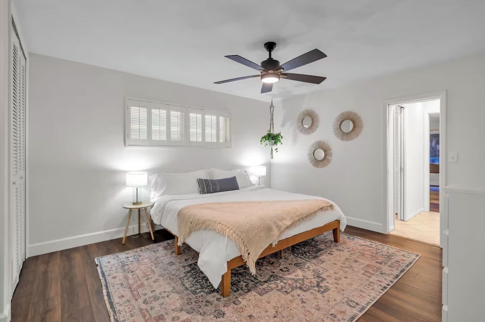 Golden Retreat: Expansive 6BR Home w Heated Pool ~