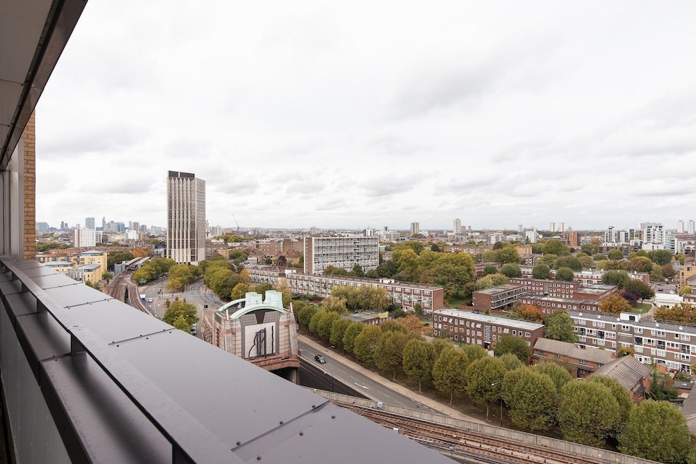 The Canary Wharf Secret - Glamorous 3BDR Flat w/ Terrace and Parking