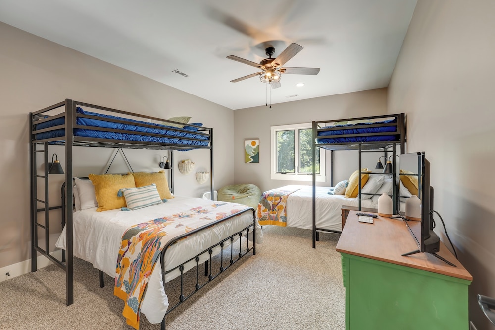 400 Acres on Lavender Mtn: Getaway w/ Hot Tub!