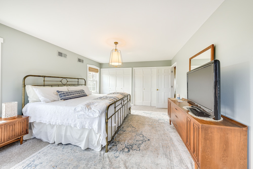 Charming Racine Home - Walk to Lake Michigan! - Property Image 2