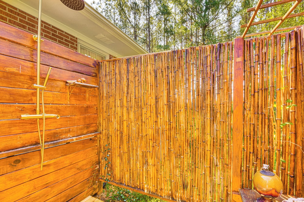 5 Mi to Lake Keowee: Stylish Salem Home w/ Yard!
