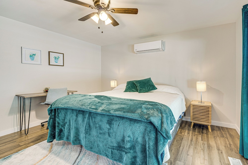 Cozy Apt w/ Private Deck, 2 Mi to Toyota Center!