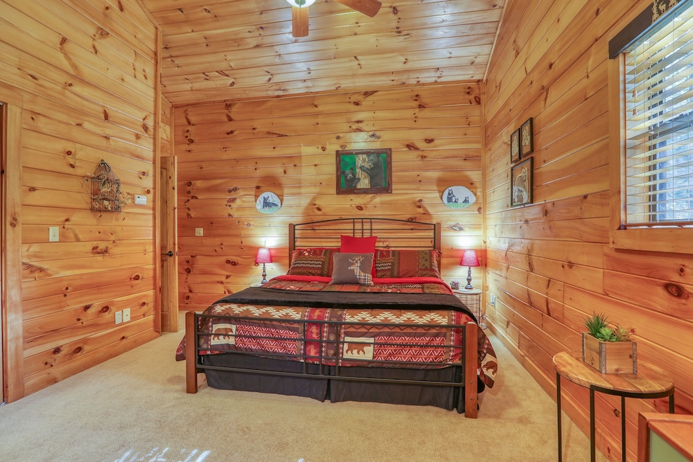 Elk Run On Cosby Creek - 2 Bedrooms, 2 Baths, Sleeps 7 Cabin by RedAwning