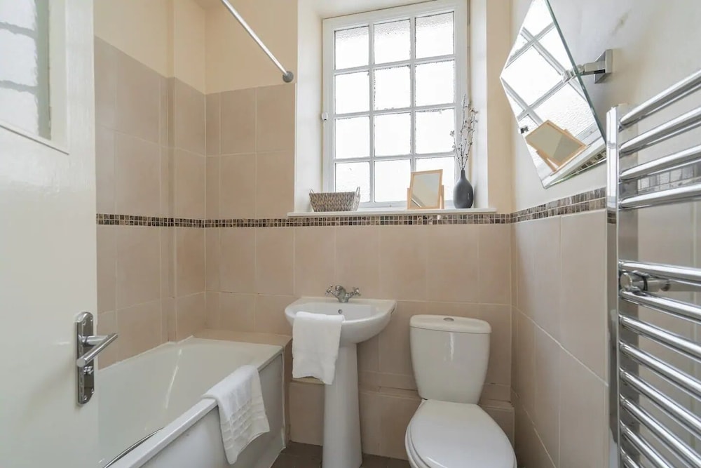 Stunning Royal Mile Old Town Apartment view 5