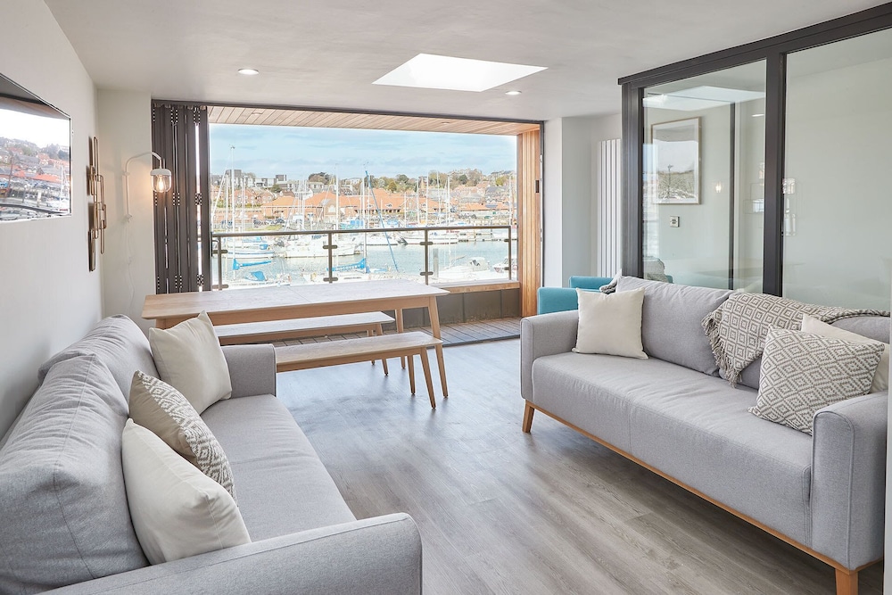 Hotel Host Stay Coastal Townhouse - Image 1