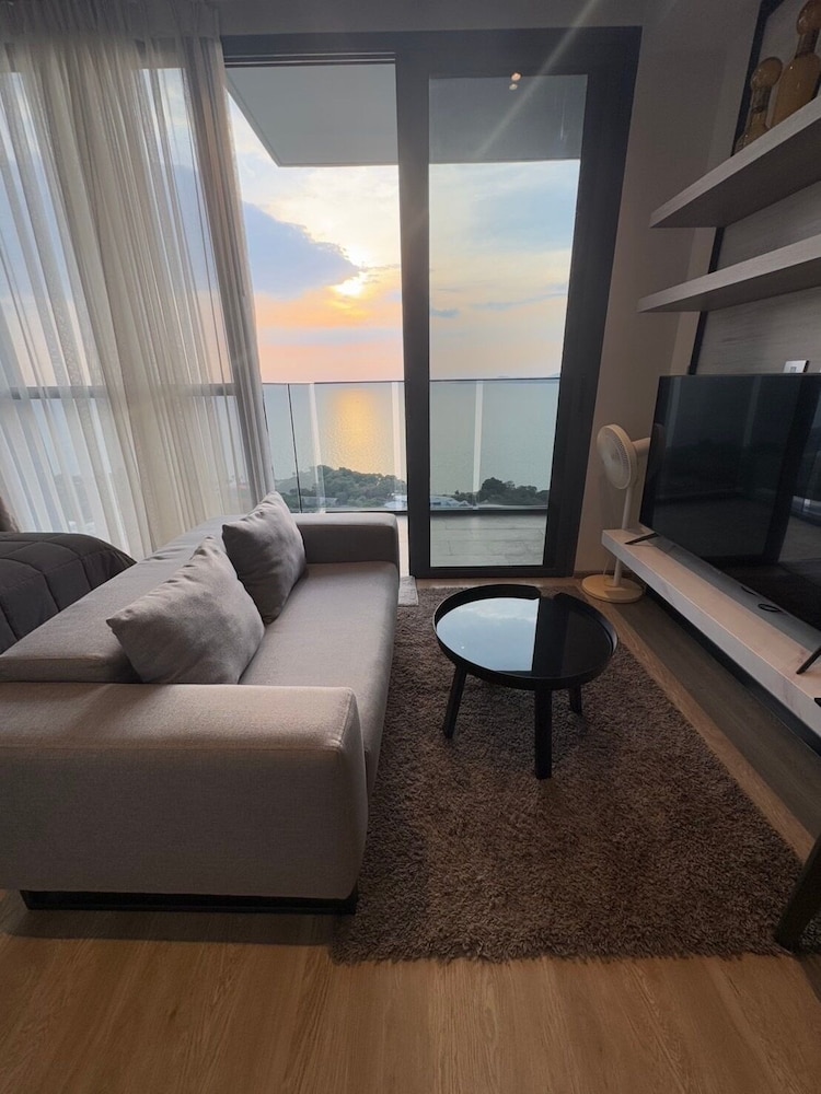 Stunning Sea View Condo -next To Beach