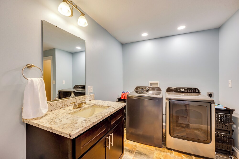 Mtn-view Gem w/ Hot Tub & Fire Pit in North Conway