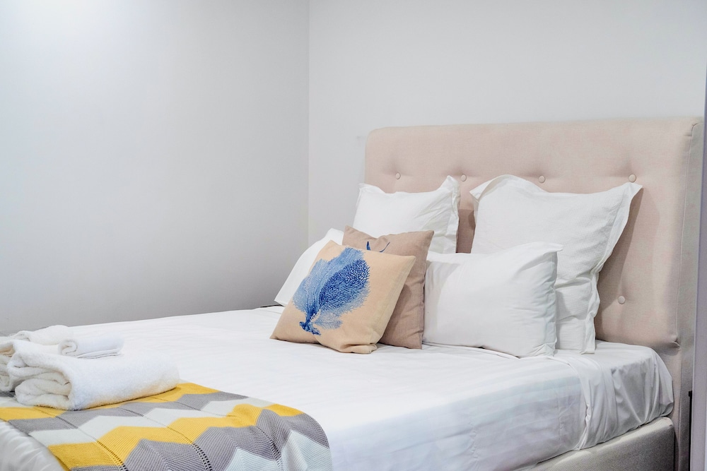 Spacious 2 Bedroom CBD Apt view 3