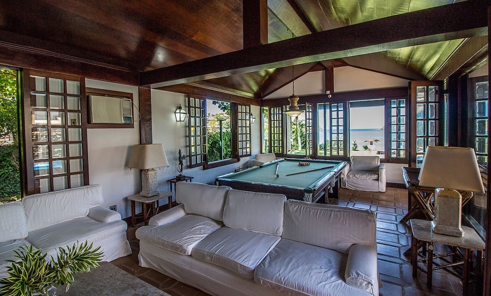 Casa com Cinco Quartos Pé na Areia