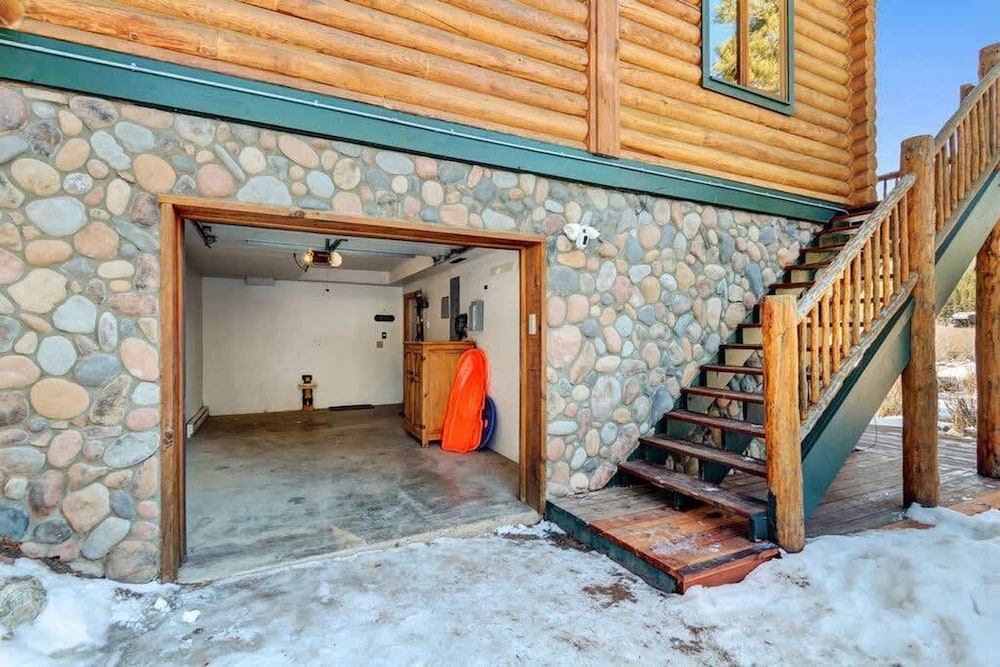 Private Luxurious Cabin w spa Near Breckenridge